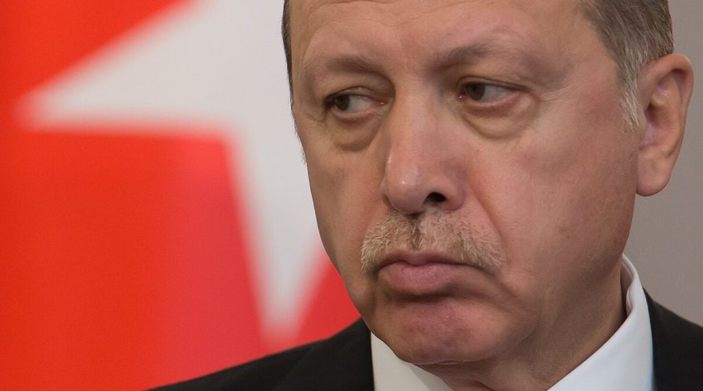 ستيف هانكي: أردوغان قبطان سفينة تغرق