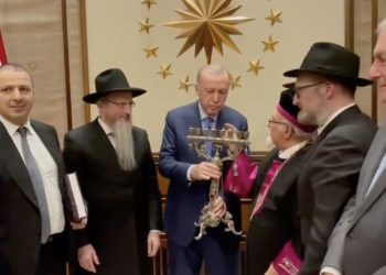 أردوغان يحصل على شمعدان سباعي من حاخامات يهود