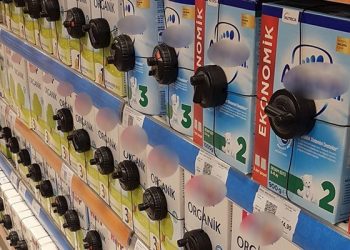 تركيا.. أمهات فقيرات يطعمن الأطفال ماءً مُحلى بدلاً من الحليب الصناعي!