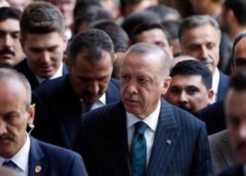 كاتب تركي: نواب الحزب الحاكم منزعجون من الوضع الاقتصادي