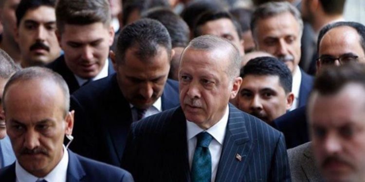 كاتب تركي: نواب الحزب الحاكم منزعجون من الوضع الاقتصادي