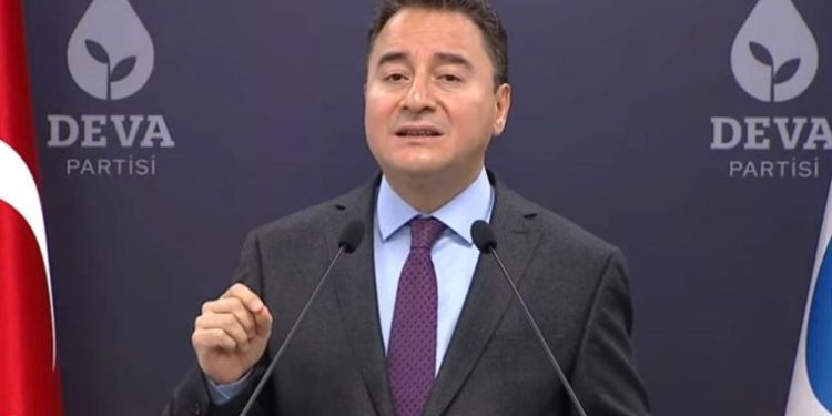 باباجان يحذر أردوغان: تركيا تنهار بسبب أطروحتك غير الواقعية