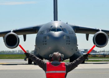 طائرة أمريكية تحمل 81 طنا من الذخيرة العسكرية تصل “أوكرانيا”