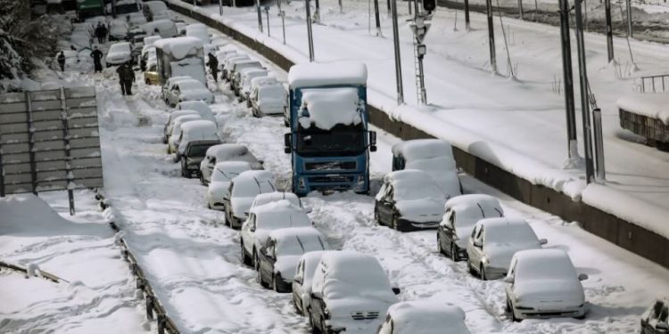 اليونان.. 2000 يورو تعويضات للعالقين على أحد الطرق بسبب الثلوج