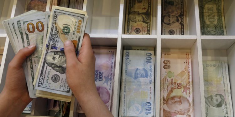 الأتراك اقترضوا من البنوك 75 مليار دولار لسد نفقاتهم!