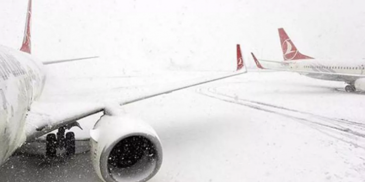 تركيا.. عاصفة ثلجية تحاصر ركاب رحلة جوية في مطار إسطنبول