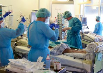 مستشفيات تركيا تحصل أموالاً من المرضى لشراء علاجهم