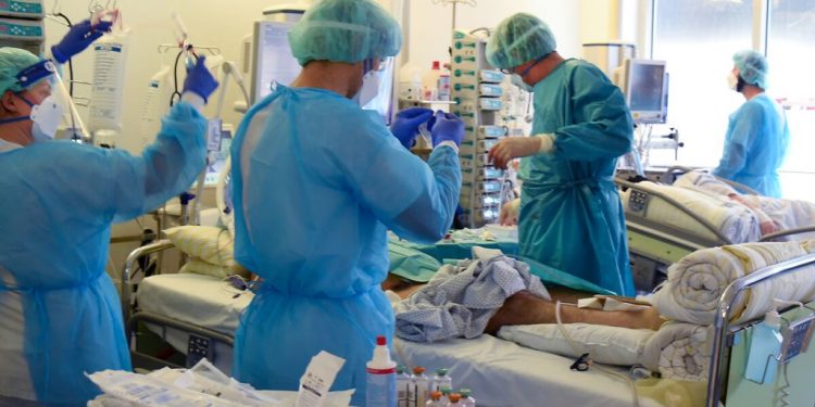 مستشفيات تركيا تحصل أموالاً من المرضى لشراء علاجهم