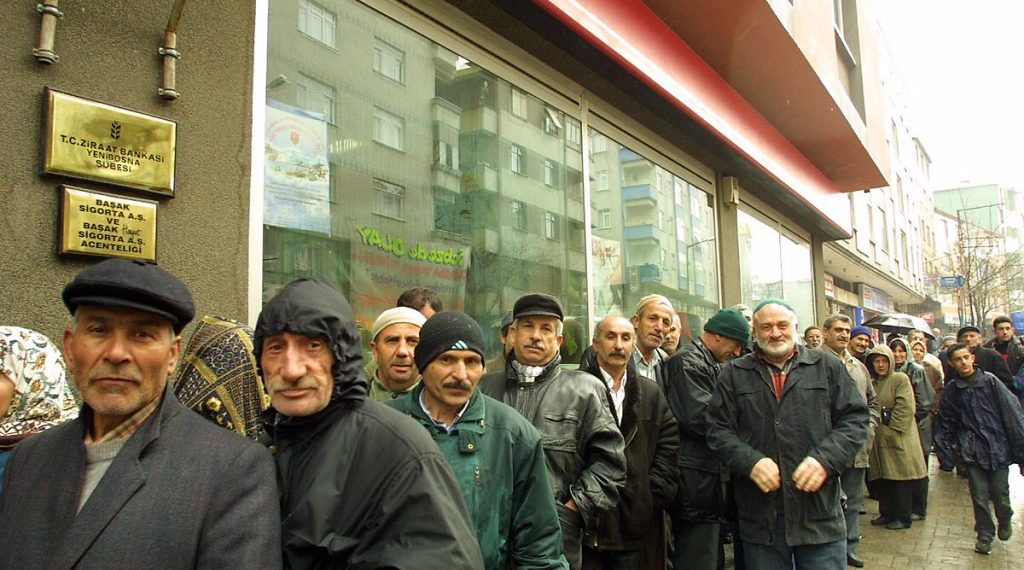 استطلاع: 71٪ من الأتراك غير راضين عن زيادة المعاشات التقاعدية