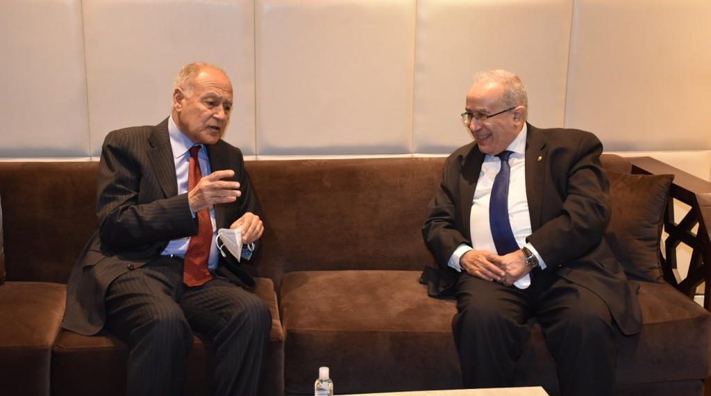 وزير خارجية الجزائر يناقش مع أبو الغيط ترتيبات عقد القمة العربية في بلاده