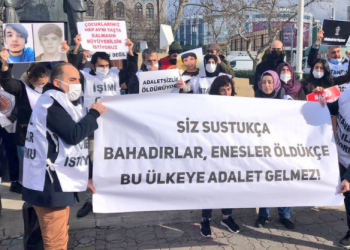 وقفة احتجاجية في إسطنبول للتنديد بانتحار طالب عانى من الوصم الاجتماعي