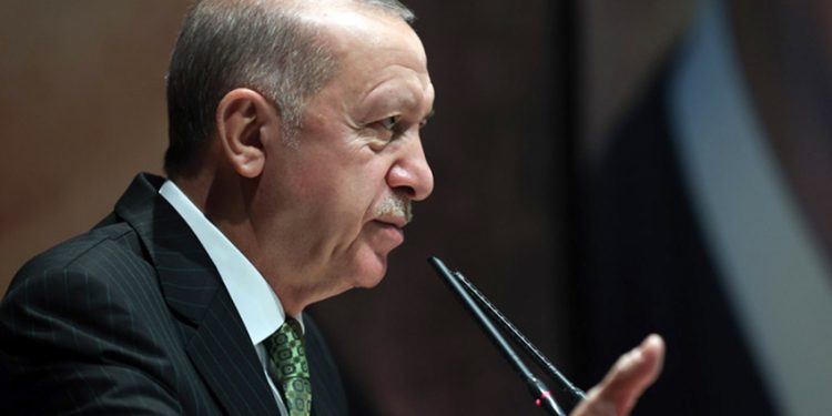 أردوغان يهدد المعارضة بمصير “الانقلابيين”