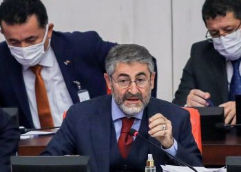 رويترز: وزير المالية التركي يسرد قصص طفولته ردًا على الأسئلة!