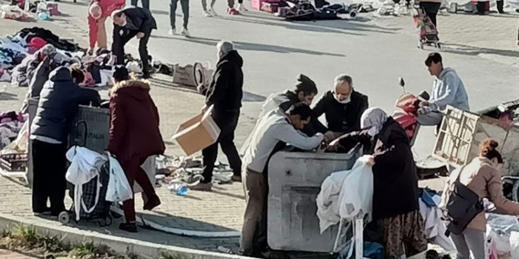 أتراك يجمعون الملابس من حاوية قمامة!