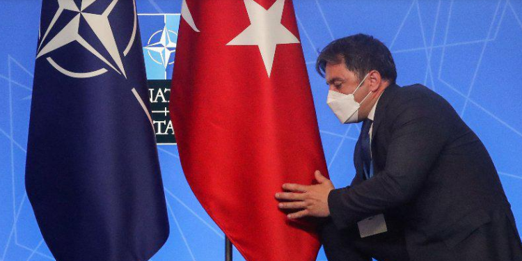 دبلوماسي أوروبي: أردوغان يستغل أزمة أوكرانيا للتباهي بمنتجات تركيا العسكرية