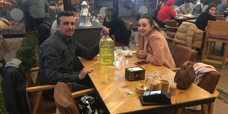 الفلانتين في تركيا.. جولاي تهدي زوجها قنينة بنزين في عيد الحب!