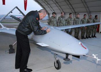 الإيكونوميست: أردوغان يجعل من تركيا مركزًا للأسلحة