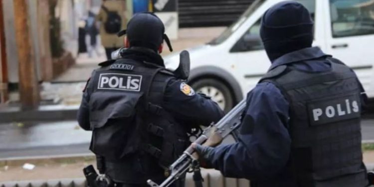 اعتقال مواطنة مع طفليها في تركيا بالمخالفة للقانون