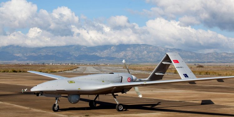 أوكرانيا تختبر طائرات مسيرة تركية