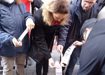 إحراق فواتير الكهرباء في تركيا احتجاجًا على الغلاء