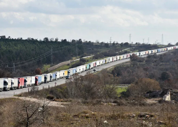 الحرب الروسية-الأوكرانية توقف شاحنات الفواكه التركية على الحدود