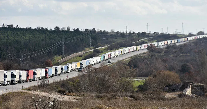 الحرب الروسية-الأوكرانية توقف شاحنات الفواكه التركية على الحدود