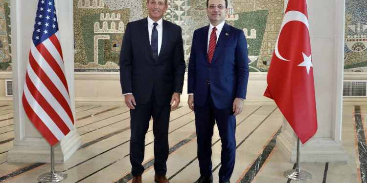 السفير الأمريكي الجديد يزور عمدة إسطنبول المعارض