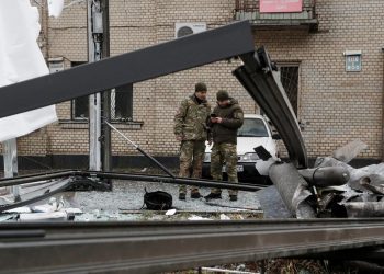 روسيا تشن هجمات على القواعد الجوية في كييف