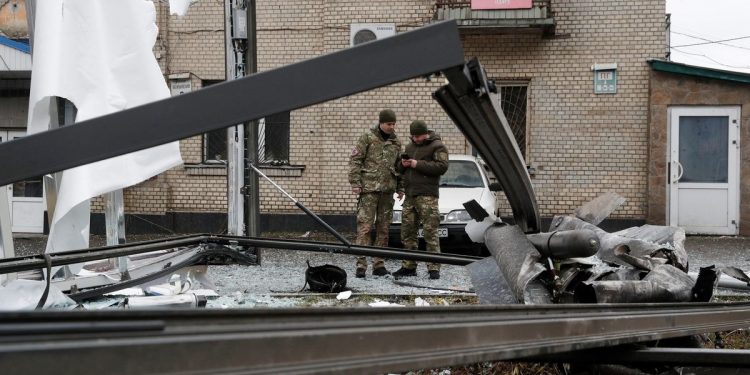 روسيا تشن هجمات على القواعد الجوية في كييف