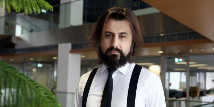 تركيا: تهديدات بالقتل لصحفي كشف علاقة وزير الداخلية مع المافيا