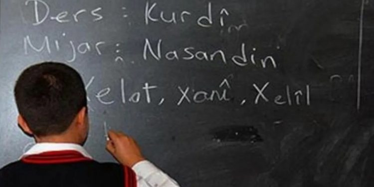 وزير التعليم التركي يعلن عدد الطلاب الدارسين باللغة الكردية