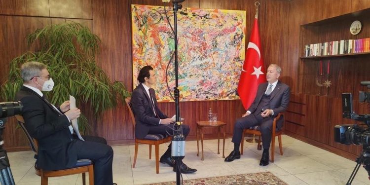 صورة محرجة لوزير الدفاع التركي