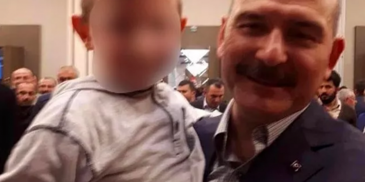 وزير داخلية تركيا يظهر مع الطفل بطل واقعة إهانة زعيم المعارضة