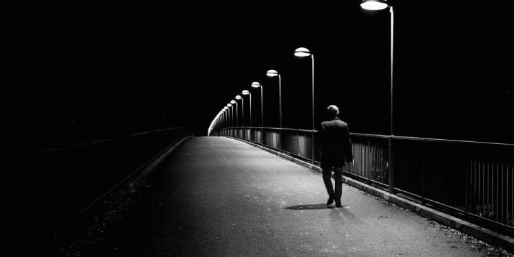 لماذا يبقى هذا الرجل؟