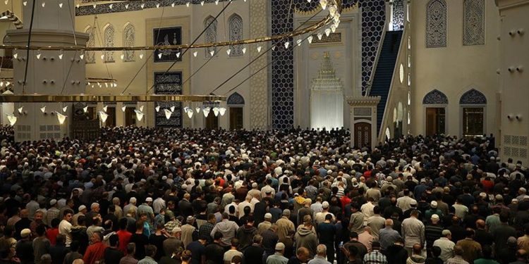 السماح بصلاة التراويح في المساجد التركية بعد توقف عامين