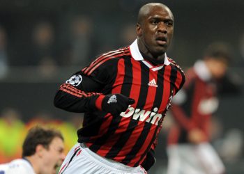 لاعب كرة قدم شهير يعتنق الإسلام