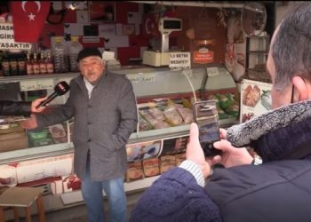 مواطن تركي يلتقط صورة مع اللحم الأحمر بعد ارتفاع سعره