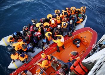 35 مهاجرًا على قوارب مطاطية منعتهم اليونان من دخول حدودها البحرية