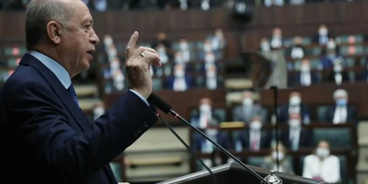 صحيفة تركية: أردوغان يتجاهل منذ 6 أشهر لقاء نواب حزبه