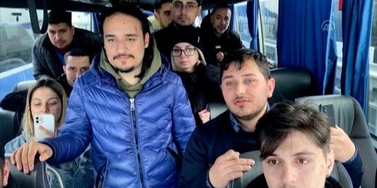 تركيا تعلن إجلاء 8 آلاف مواطن من أوكرانيا