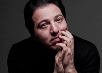 عازف بيانو تركي شهير يصف نظام أردوغان بـ”الجاهل”