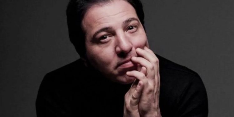 عازف بيانو تركي شهير يصف نظام أردوغان بـ”الجاهل”