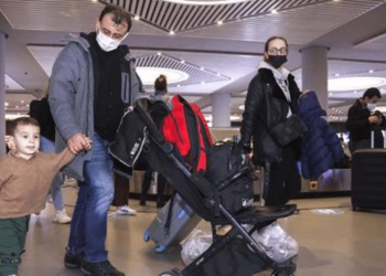 تركيا توصل إجلاء الأتراك العالقين في أوكرانيا