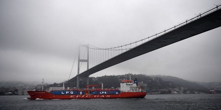 تركيا تغلق مضيق “الدردنيل”