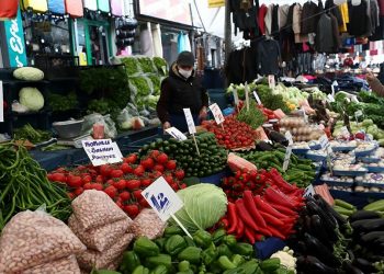 الجارديان: الأسعار في تركيا تتغير يوميًا والجميع خائفون