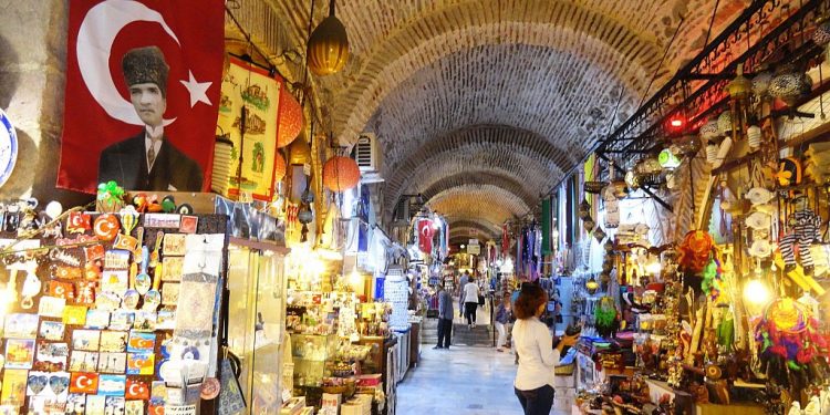 التضخم في تركيا يقفز إلى 61%