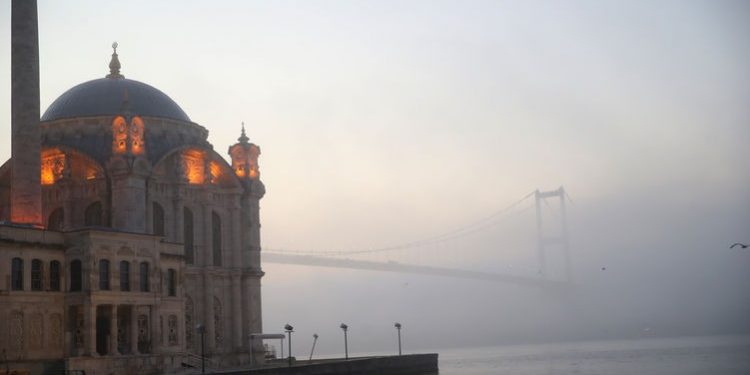 تعليق حركة السفن في مضيق البوسفور