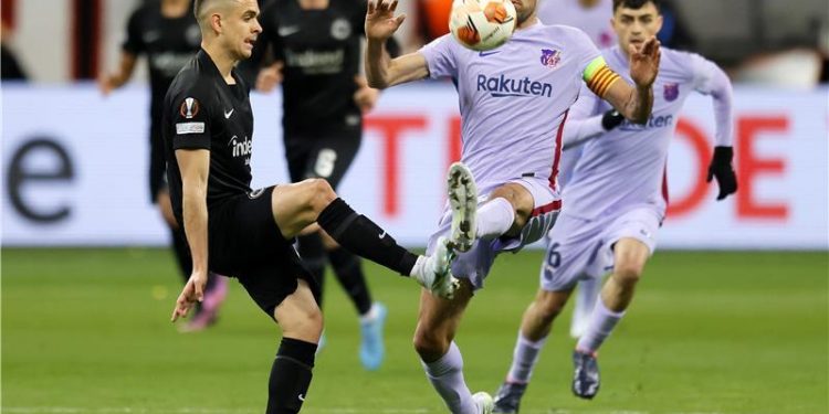 تعادل ثمين لصالح برشلونة بينه وبين مضيفه “آينتراخت فرانكفورت” الألماني