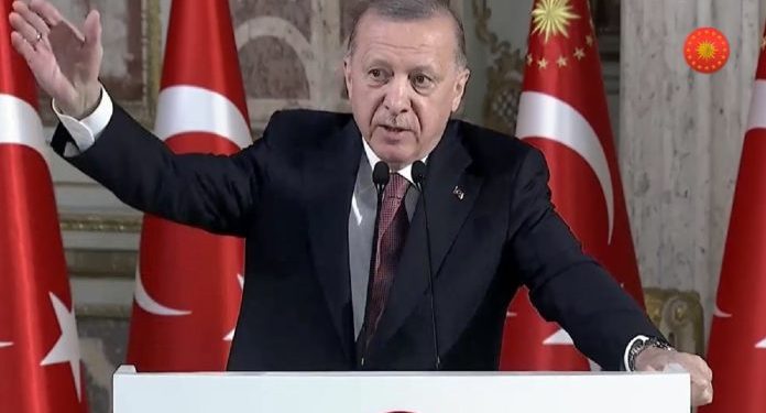 أردوغان يشيد بالحكم الجائر ضد عثمان كافالا