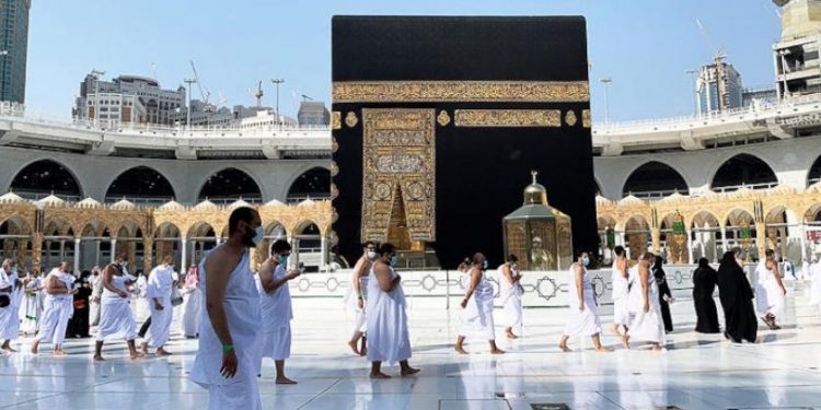 السعودية تسمح باستقبال الحجاج من الخارج وترفع العدد إلى مليون حاج